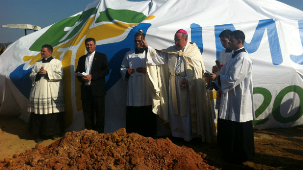 Dom Orani abençoa início das obras nos terrenos onde será celebrada a missa do novo papa no Rio
