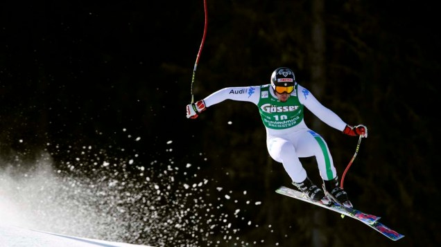 O italiano Dominik Paris salta durante a final da Copa Mundial de Esqui Alpino em Schladming, Áustria