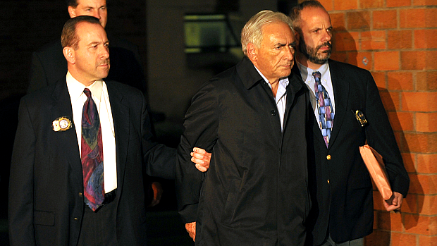 Dominique Strauss-Kahn algemado pela polícia em Nova York