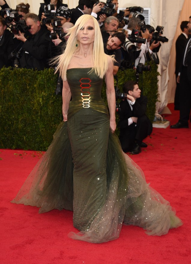 Donatella Versace exibe look duvidoso da marca que leva seu nome