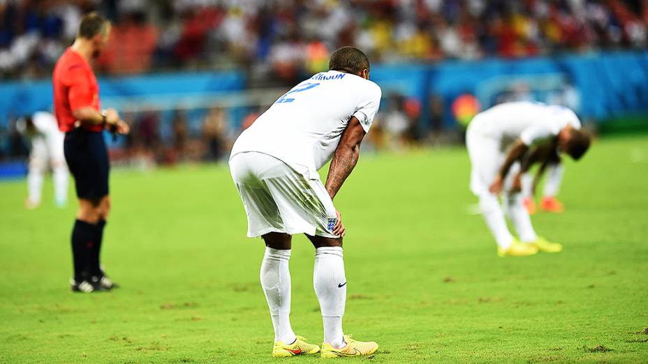 Jogadores da Inglaterra mostram sinais de cansaço no jogo contra a Itália, em Manaus