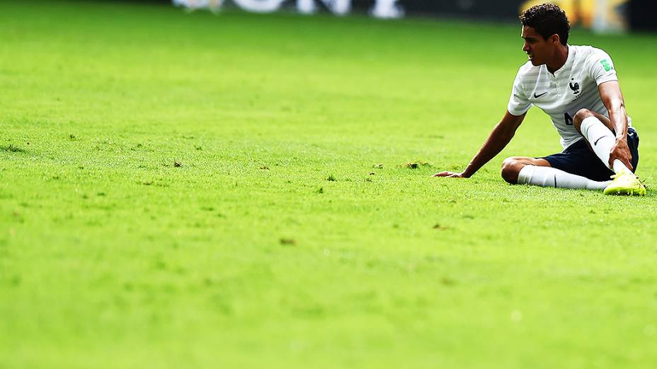 O francês Raphael Varane cai em campo no jogo contra o Equador