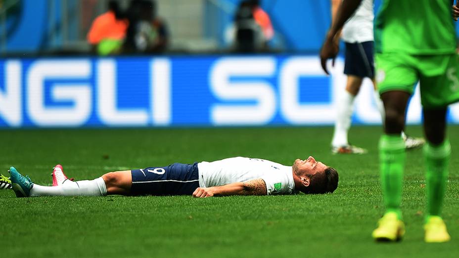 O francês Giroud cai em campo após lance no jogo contra o Equador