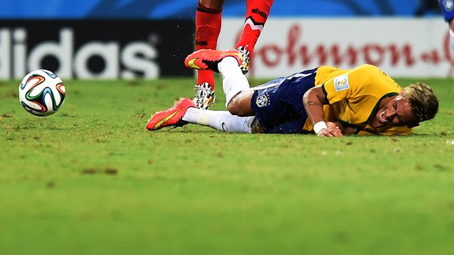 Neymar sofre falta no jogo contra o Chile