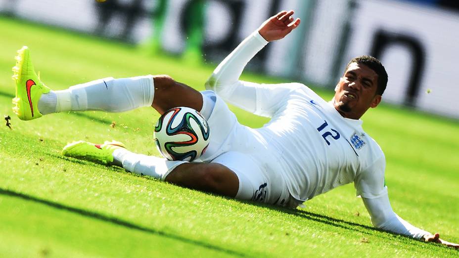 O inglês Chris Smalling durante lance no jogo contra a Itália, em Manaus