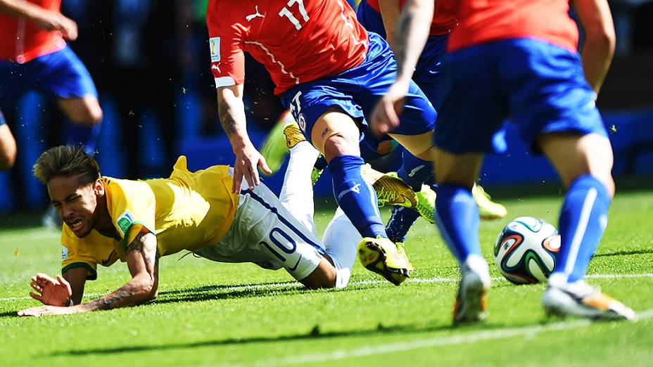 Neymar sofre falta no jogo contra o Chile