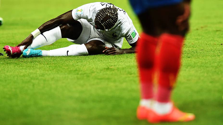 Jogador da França sente dores no tornozelo após sofrer falta no jogo contra o Equador