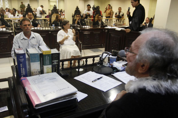 O fazendeiro Regivaldo Galvão (à esq., de frente para o juiz) foi obrigado a ficar de costas para o júri para evitar constrangimentos.