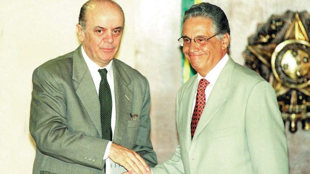 José Serra, então ministro da Saúde, cumprimentando o então presidente Fernando Henrique Cardoso, em 07/04/1999