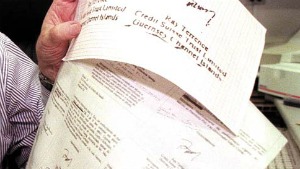 Perito mostra documentos com as assinaturas falsas do ex-ministro Sérgio Motta, do governador Mário Covas e do presidente Fernando Henrique Cardoso, parte do Dossiê Cayman