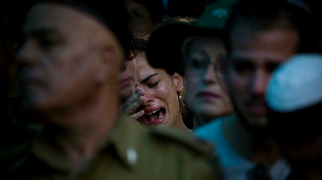 Parentes e amigos do tenente-coronel Dov Harari choram durante seu funeral no cemitério militar em Netanya, Israel. Dov Harari morreu nesta terça-feira durante o confronto entre os exércitos de Líbano e Israel