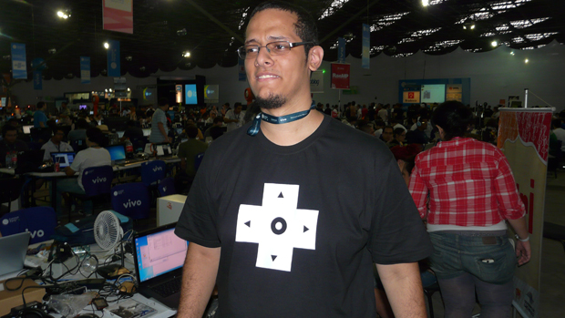 Os gamers costumam usar as camisetas mais interessantes. Nesse caso, o campuseiro mostra com orgulho o botão direcional, presente nos controles de diversos consoles.