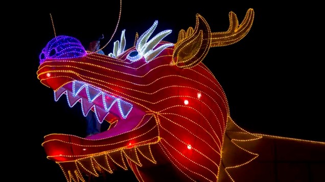 Trabalhador faz a inspeção de dragão feito de LED, para a celebração do Ano Lunar, na China