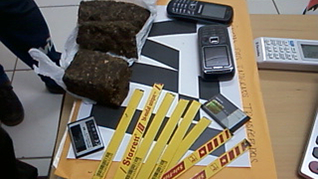 Tabletes de maconha, celulares e serras apreendidas pela PM com mulher de preso que tentava entrar em Pedrinhas