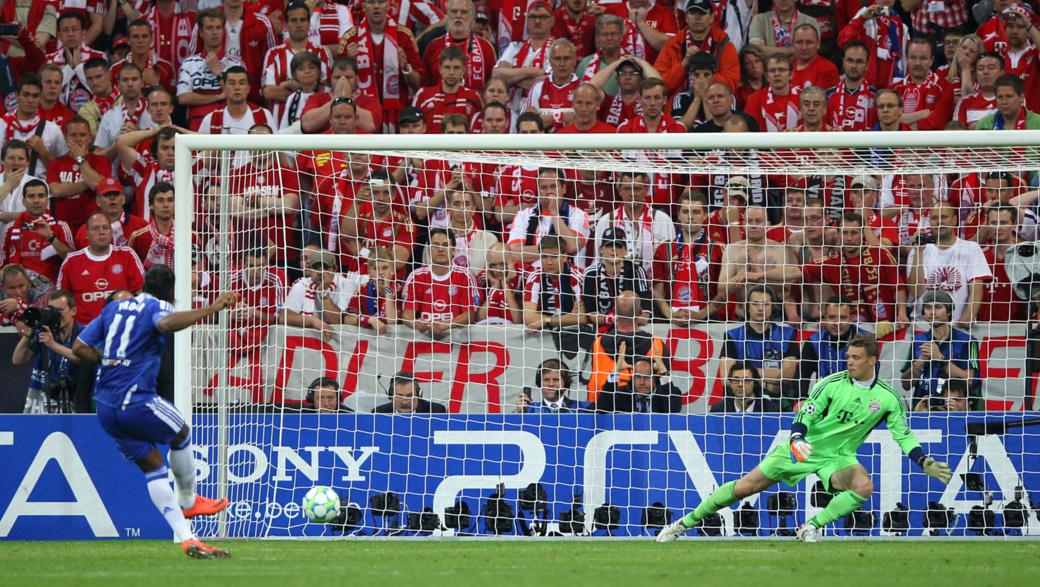 Drogba marcou de pênalti o gol do título do Chelsea