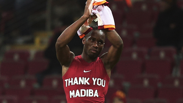 Drogba homenageia Nelson Mandela, que morreu na quinta-feira