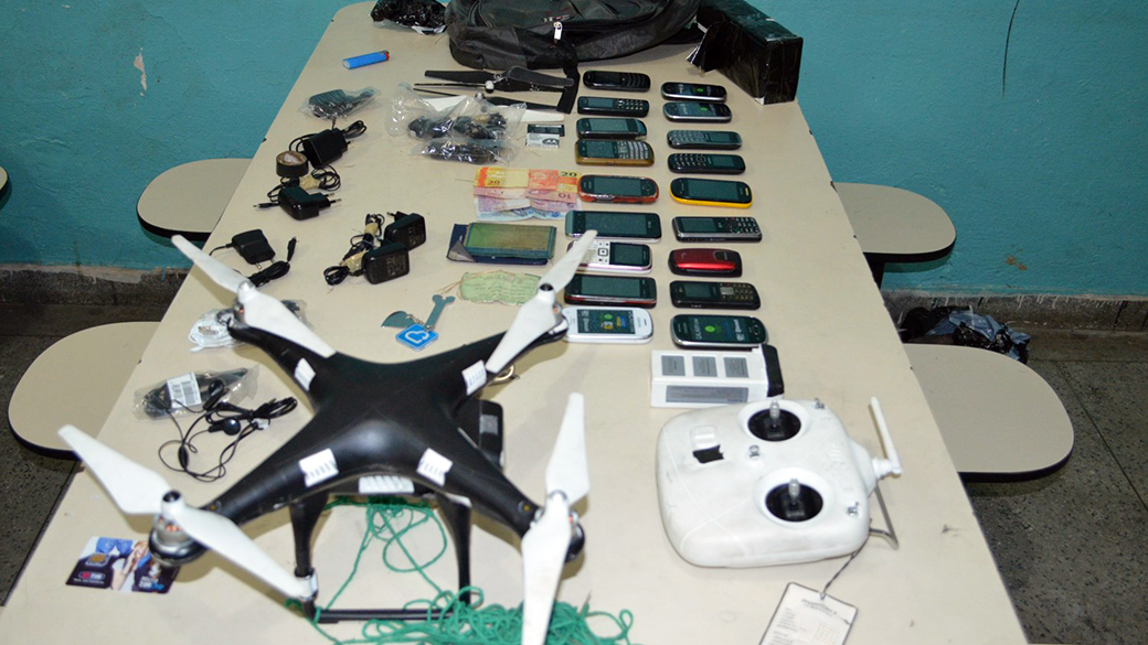 Drone é capturado tentanto entrar em penitenciária com dezoito celulares, além de carregadores e fones de ouvidos