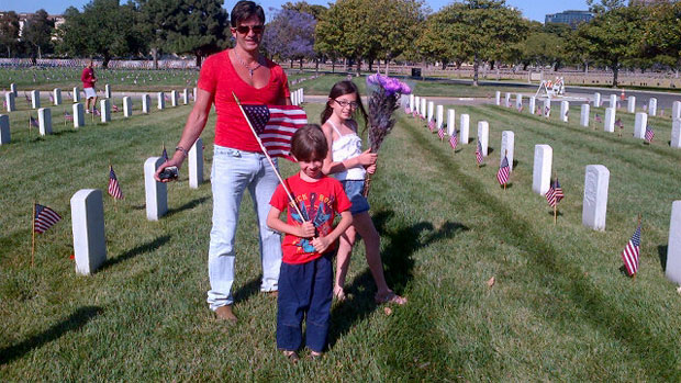 Dr. Rey homenageia soldados americanos mortos com os filhos