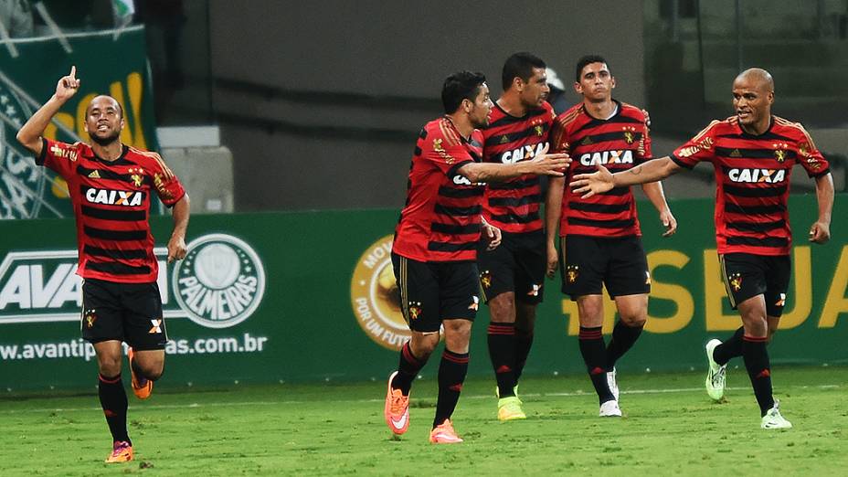 Jogadores do Sport comemoram gol marcado contra o Palmeiras, durante jogo de inauguração do novo estádio, em São Paulo