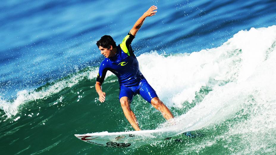 O surfista Gabriel Medina em ação na praia do Pepê, na Barra da Tijuca, Rio de Janeiro