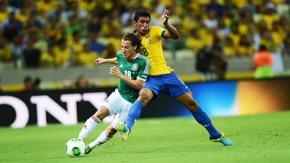 Jogador Paulinho disputa a bola com o jogador Guardado do México, pela Copa das Confederações em Fortaleza