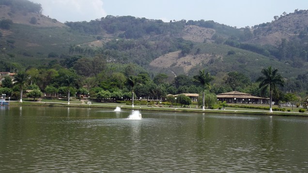 Lago artificial de Albertina, uma das poucas opções de lazer na cidade