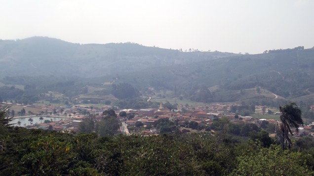Vista de Albertina, com plantação de café em primeiro plano