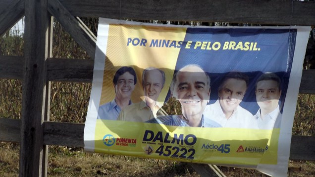 Propaganda de candidatos do PSDB em área rural de Albertina 