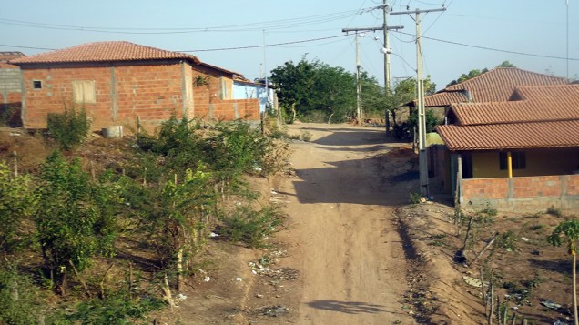 Rua sem pavimentação em Pedras de Maria da Cruz, onde Dilma Rousseff teve mais de 85% dos votos no primeiro turno.