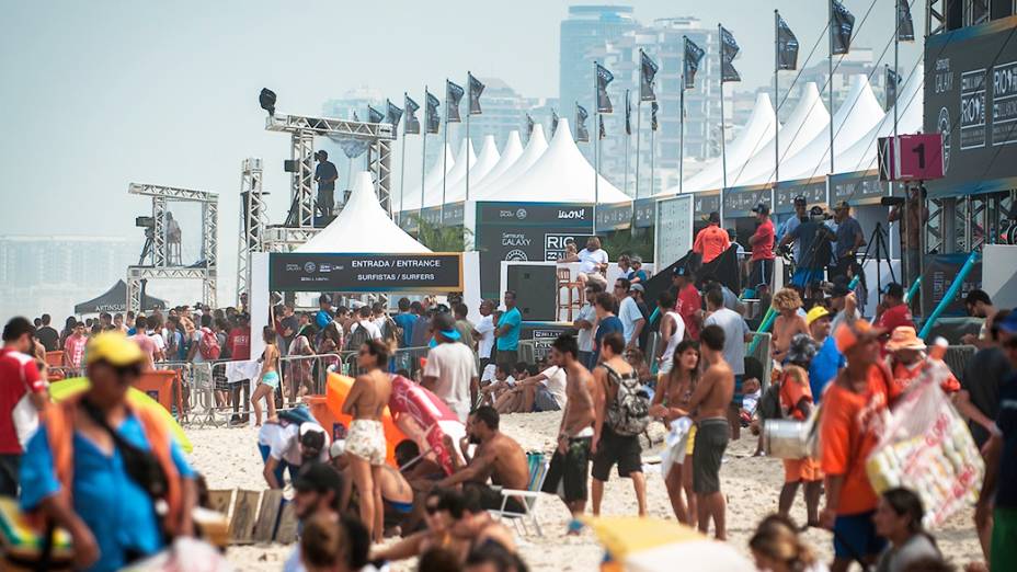 Público acompanha a etapa do mundial de surfe, realizada no Rio
