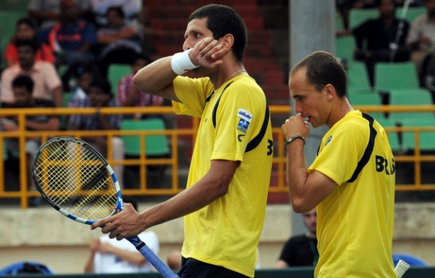 Marcelo Melo e Bruno Soares perderam por 3 sets a O para os indianos Leander Paes e Mahesh Bhupathi
