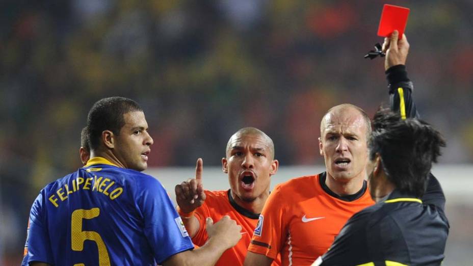 O juiz japonês Yuichi Nishimura expulsa Felipe Melo