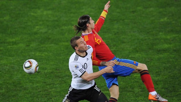 Lance entre Sergio Ramos e Lukas Podolski durante a partida Alemanha e Espanha pela Semifinal da Copa da África do Sul