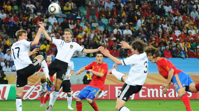 Miroslav Klose e Per Mertesacker durante a partida Alemanha e Espanha pela Semifinal da Copa da África do Sul