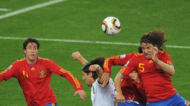 Carles Puyol cabeceia para marcar o gol da Espanha contra a Alemanha