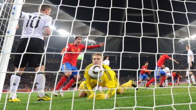 Goleiro alemão Manuel Neuer observa a bola dentro do gol durante a partida Alemanha e Espanha pela Semifinal da Copa da África do Sul