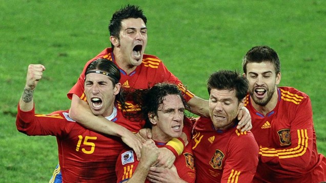 Jogadores da Espanha comemoram gol de Puyol contra a Alemanha