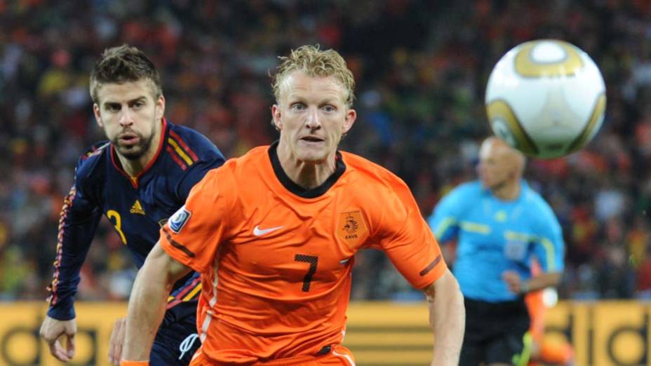 Lance entre Dirk Kuyt e Gerard Pique durante a partida Holanda e Espanha pela Final da Copa do Mundo da África do Sul 2010