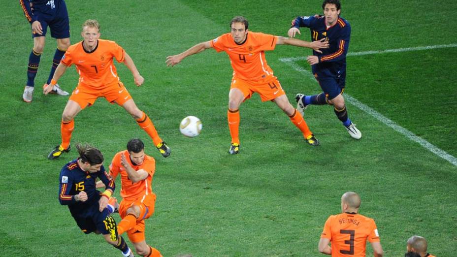 Lance entre Sergio Ramos e  Mark van Bommel durante a partida Holanda e Espanha pela Final da Copa do Mundo da África do Sul 2010