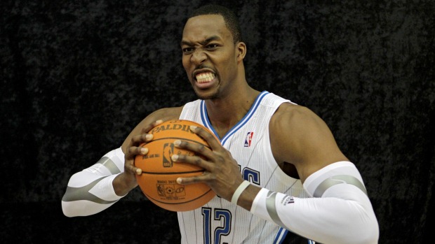 A estrela da NBA Dwight Howard é presidente de uma fundação que criou áreas de recreação em hospitais