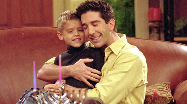 Dylan Sprouse no seriado Friends, em que fazia o filho de Ross (David Schwimmer)