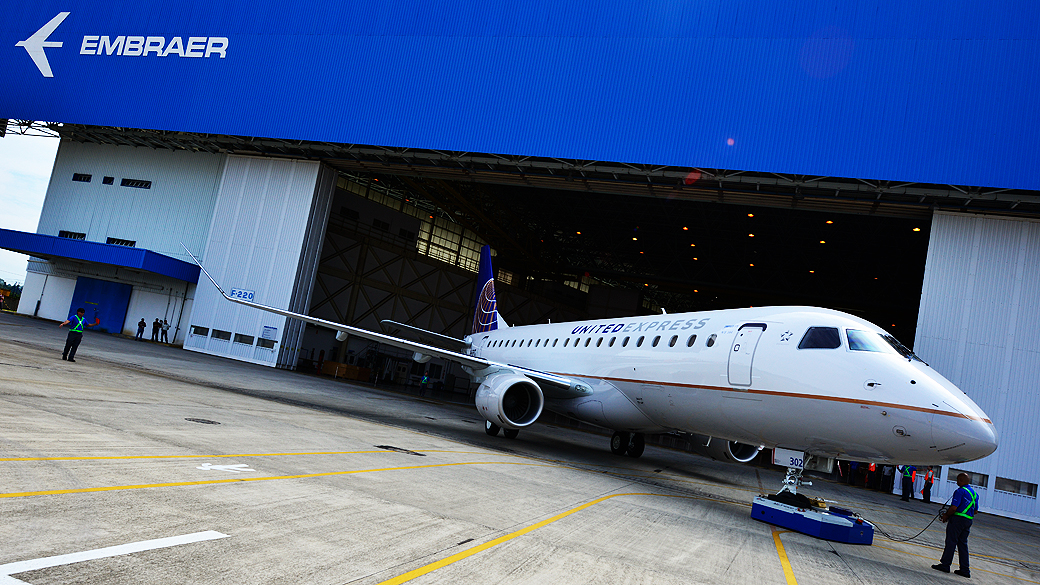 Após a divulgação da notícia, as ações da Embraer chegaram a cair mais de 5% na Bovespa