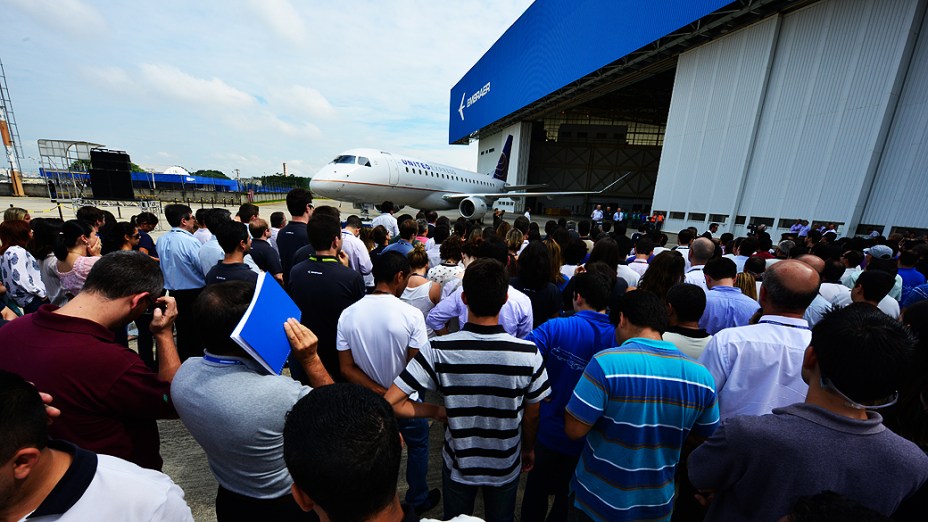 A Embraer realizou nesta quarta-feira (12), a apresentação do novo jato E175 em São José dos Campos (SP)