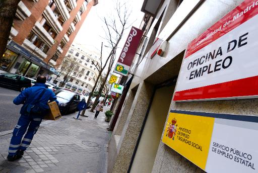 Homem passa em frente a uma escritório de emprego no centro de Madri, em 3 de janeiro de 2014. Espanha e na Grécia são os dois países da União Européia com maior desemprego