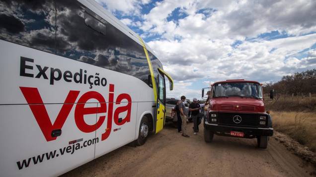 Expedição Veja retorna à rodovia BA156 em condições precárias, rumo à cidade de Janaúba (MG)
