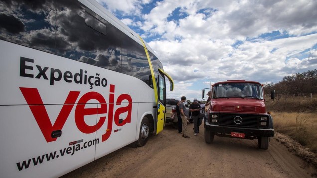 Expedição Veja retorna à rodovia BA156 em condições precárias, rumo à cidade de Janaúba (MG)