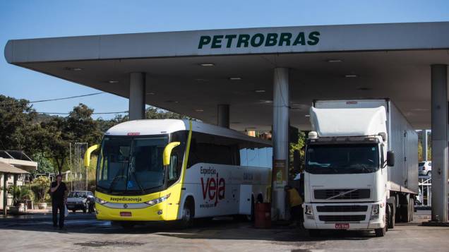 Ônibus da expedição VEJA abastecendo no caminho para a cidade de  Porto Real (RJ)