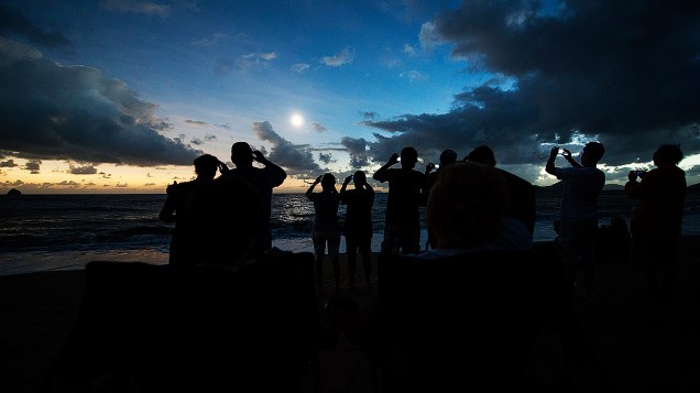 Turistas observam o eclipse total do Sol em Queensland, na Austrália, nesta quarta-feira