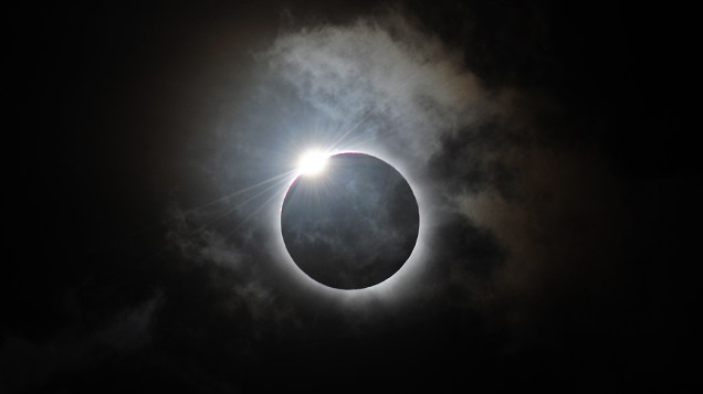 O eclipse solar total é visto nesta quarta-feira (14), em Queensland, na Austrália. O processo de três horas em que a Lua bloqueia o Sol só é visível para quem está no norte do país