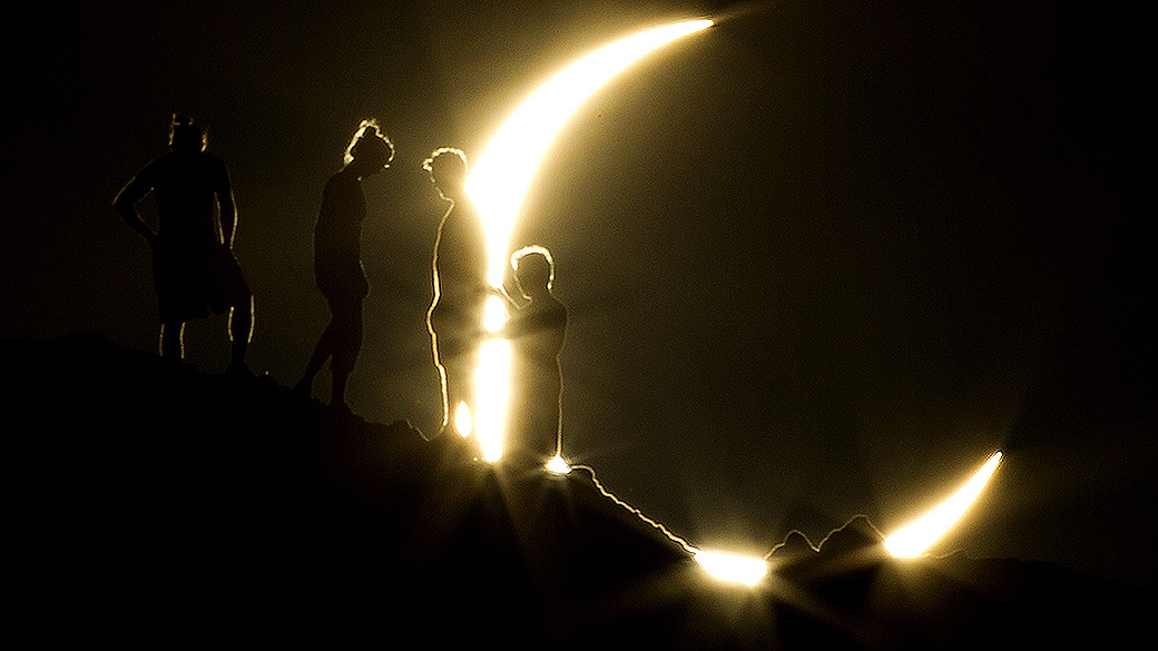 Eclipse solar é visto em várias regiões da Ásia, e na sequencia, na costa oeste da América do Norte